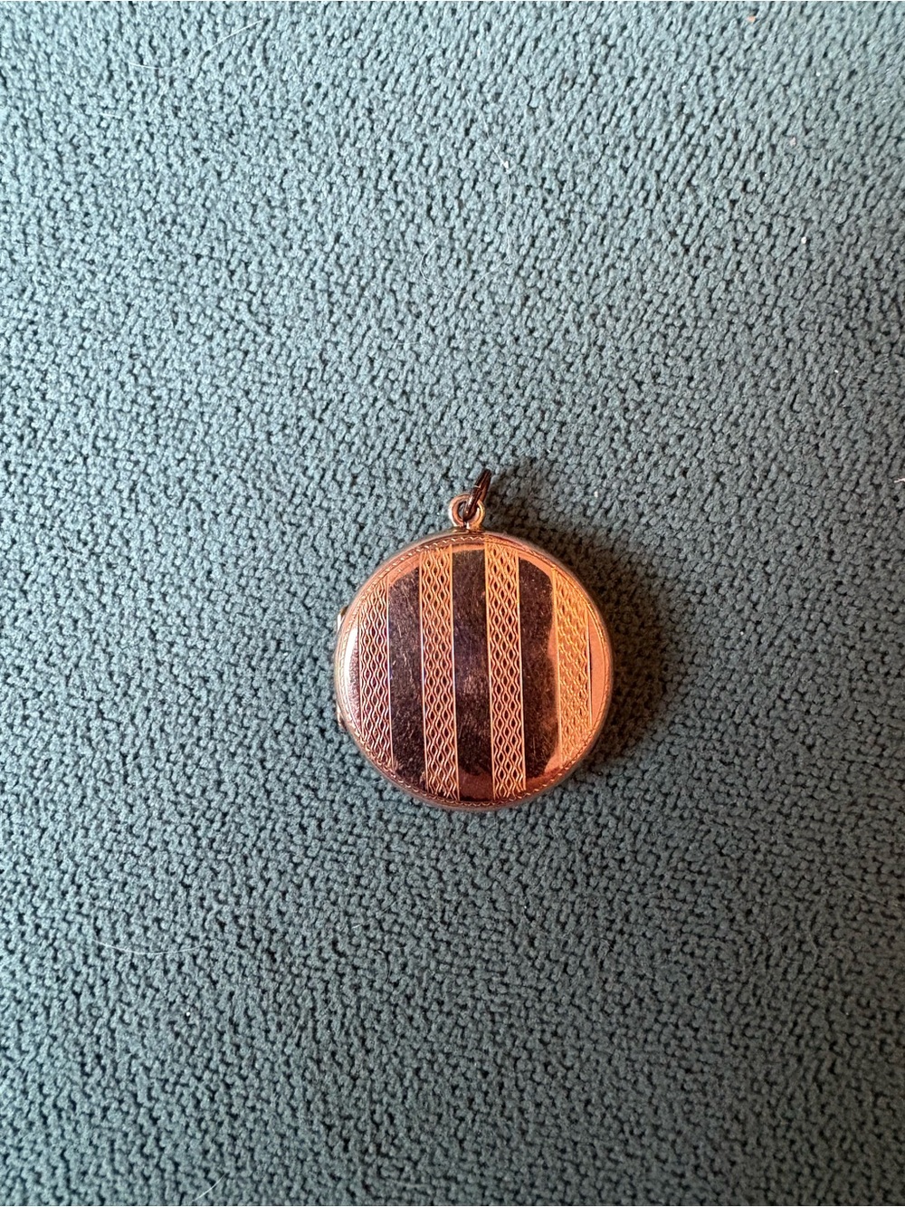 9k Solid Gold Back and Front Vintage Locket - Picture 6 of 6